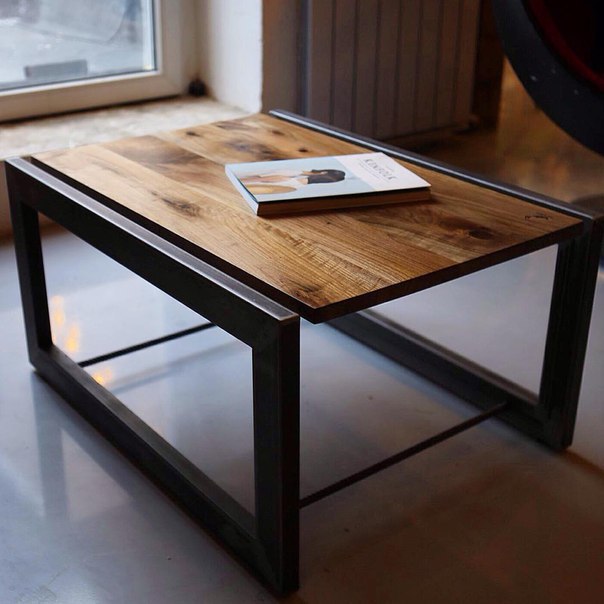 Журнальный стол с деревянной столешницей простой